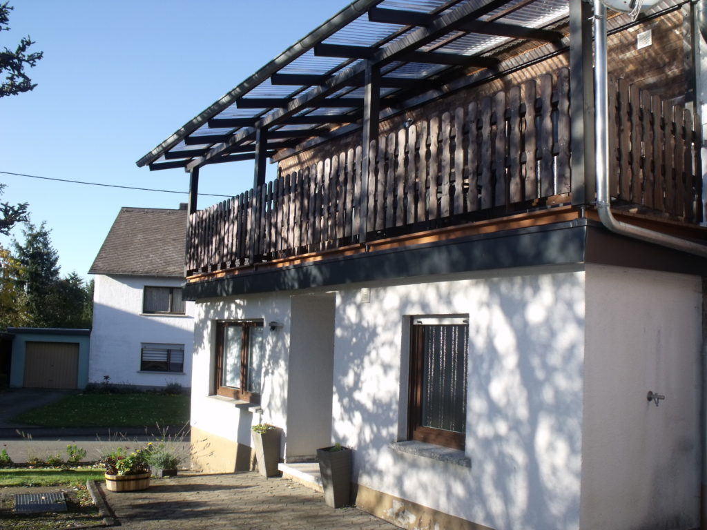 Ansicht Ferienhaus von Außen mit Balkon